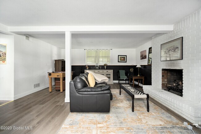 Building Photo - 1 Laurie Ln