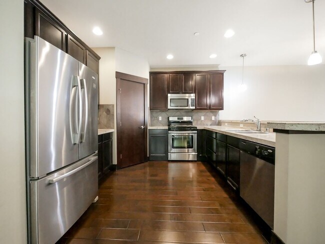 Building Photo - Peaceful 3 bed, 2.5 bath townhouse in Rent...