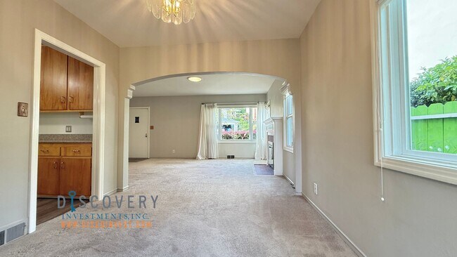 Building Photo - Attractive Mid-Century Modern Dimond Distr...