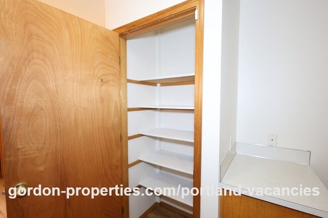 Building Photo - SE Knapp Circle - 3 bedroom duplex with attached single car garage