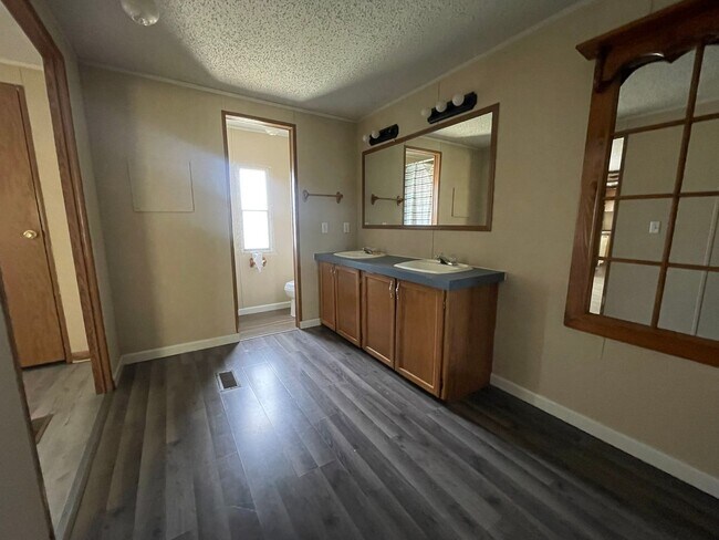 Building Photo - 3 Bed 2 Bath Home For Rent