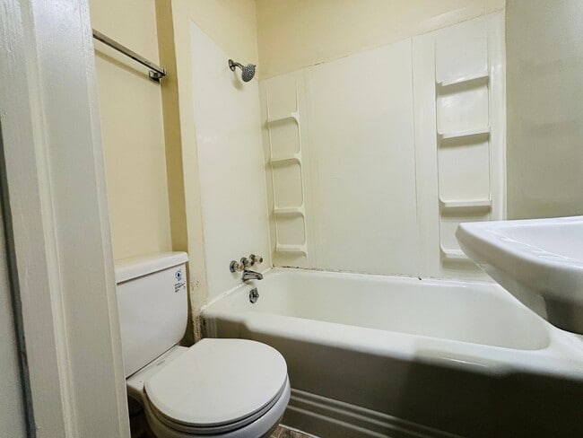 Building Photo - Efficiency/Studio, 1 Bath Apartment
