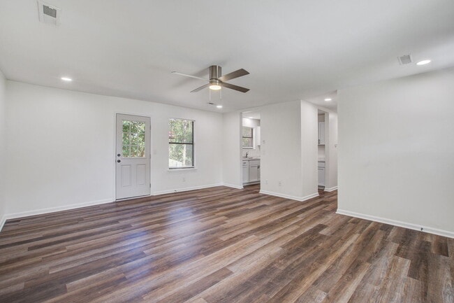 Building Photo - 114 Langley Dr
