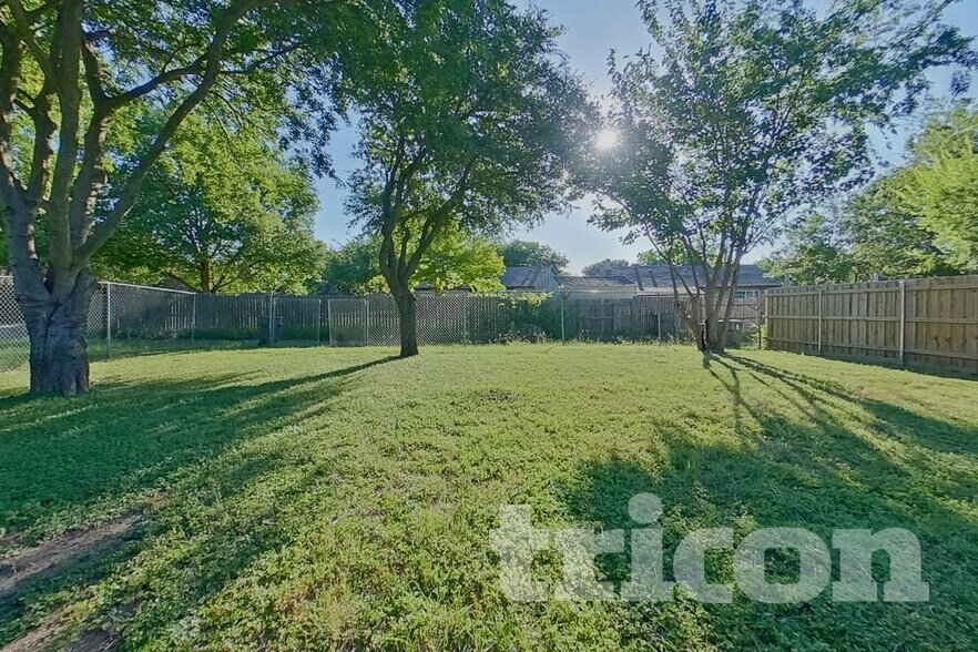 Building Photo - 10022 Deer Hollow Dr