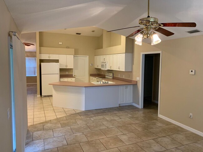 Building Photo - Beautiful 4-Bedroom, 2-Bath Home with Fenc...