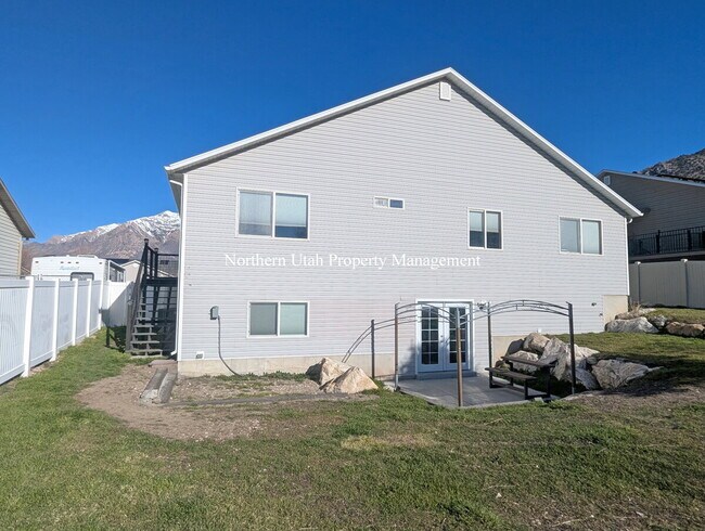 Building Photo - 6 Bed 3 Bath Home with Everything!