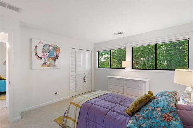 Building Photo - 675 Mountain Dr NE
