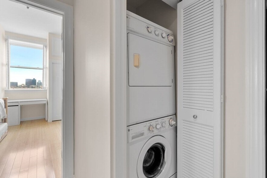 Building Photo - 403 Marlborough St