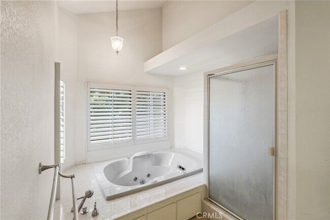 Building Photo - 2655 Victoria Park Dr