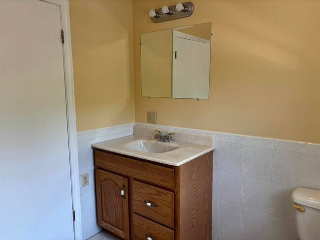 Building Photo - 147 Mansion Rd