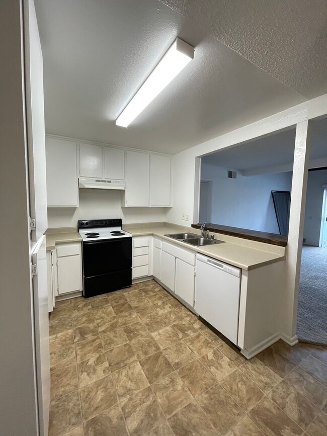 Building Photo - Spacious 2-bedroom 1-bathroom upstairs con...