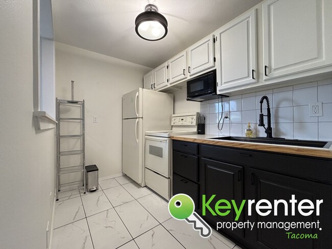 Building Photo - Classic north Tacoma neighborhood ADU unit with character!