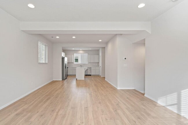 Building Photo - Sparkling clean newer 4-bdrm/3.5-bath townhome. 2-car garage, near Forest Park, $500 move-in special