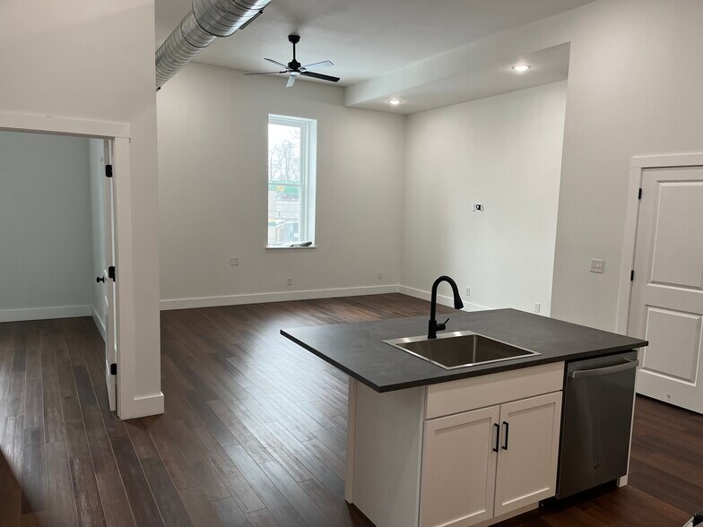 Building Photo - 174 Park Ave