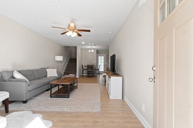 Building Photo - 3 Bedroom 2 1/2 Bath Pet Friendly Home For Rent!