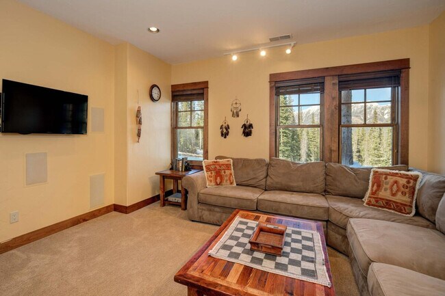 Building Photo - 14 Peaks View Dr