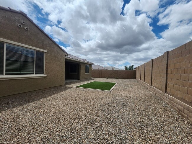 Building Photo - Single Family Home-  5 bedrooms 3 Baths