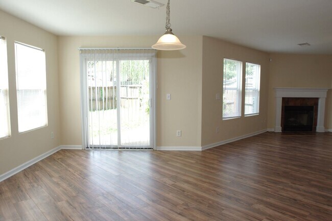 Building Photo - Move-In Special!