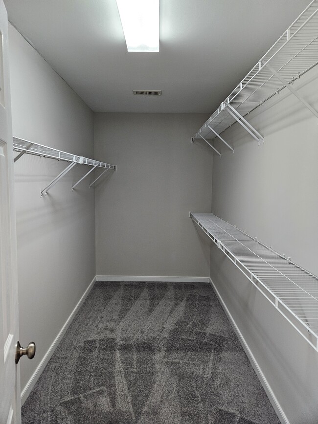 Building Photo - 919 Middle Ground Ave