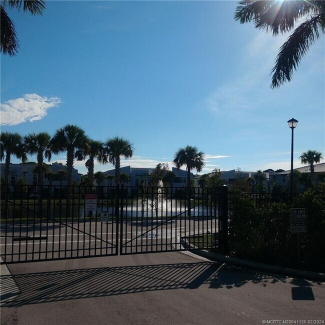 Building Photo - 3919 SE Mentmore Ln