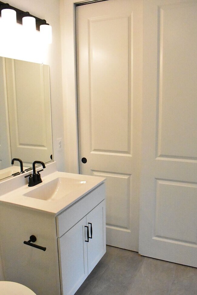 Building Photo - 9604 Blue Ash Aly