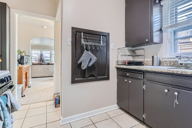 Building Photo - 759 Bellaire St