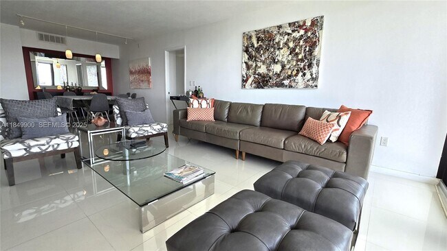 Building Photo - 3731 N Country Club Dr