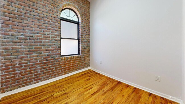 Building Photo - 436 Graham Ave