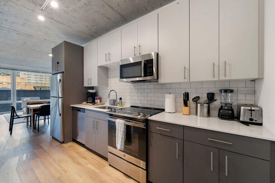 Building Photo - 853 W Blackhawk St