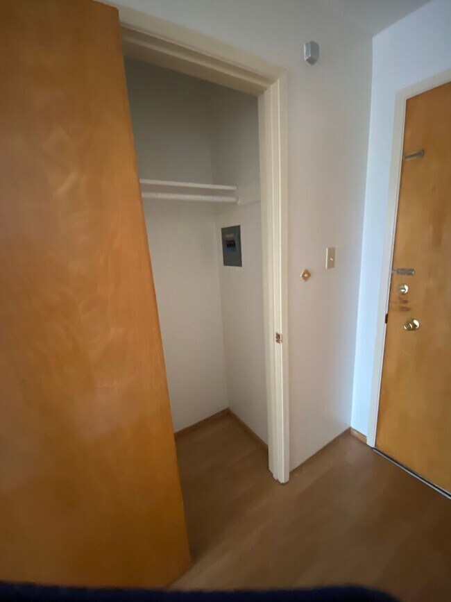 Building Photo - 262Price