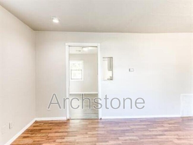 Building Photo - 1004 Sandra Dr