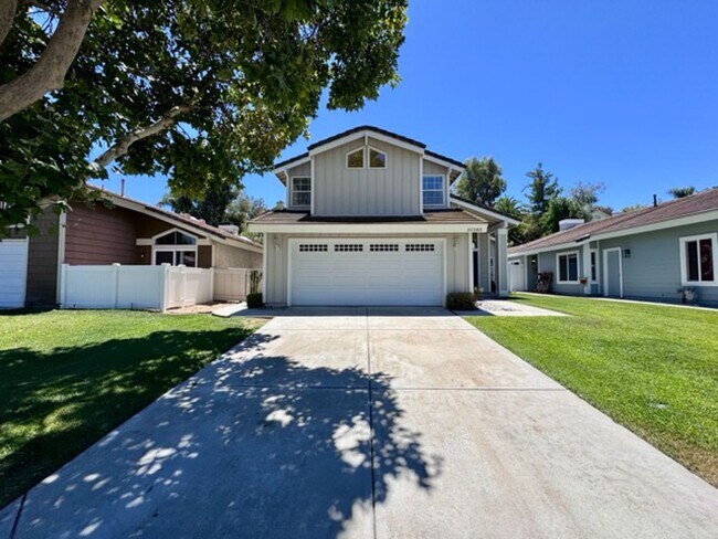 Primary Photo - Spacious 3 Bedroom Home with High Ceilings...