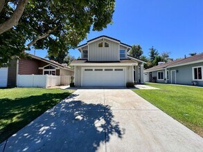 Building Photo - Spacious 3 Bedroom Home with High Ceilings...