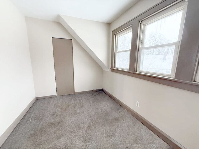 Building Photo - 2 BED, 1 BATH BEAUTIFIL SINGLE-FAMILY HOME IN EUCLID!