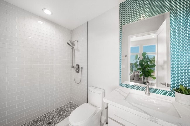 Building Photo - Stunning Fully Furnished 2 Bed/2 Bath Home in Bay Park (All Utilities Included)!