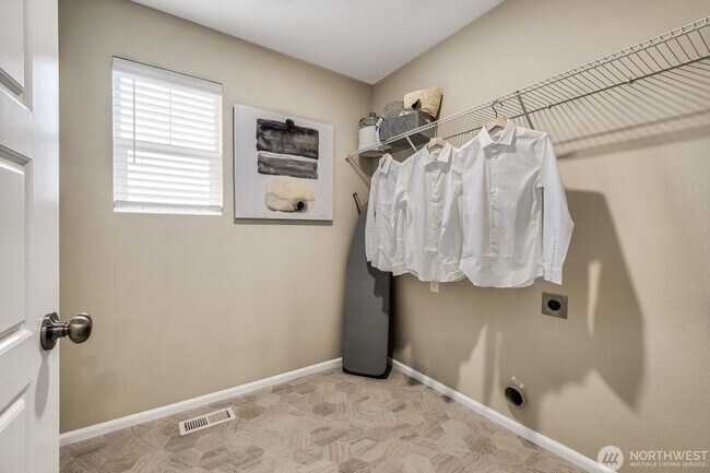 Building Photo - Beautiful 5-bedroom, 3-bath home offering 2,648 sq ft of comfortable living space on an east-faci...