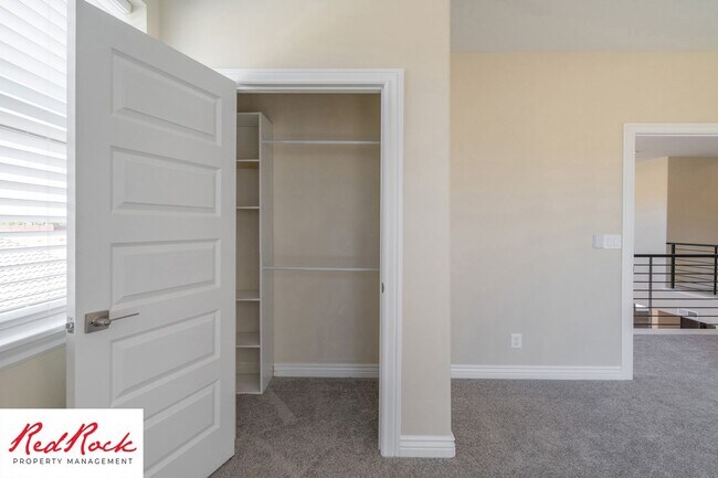 Building Photo - Stunning 4 Bedroom Home. Dog friendly!