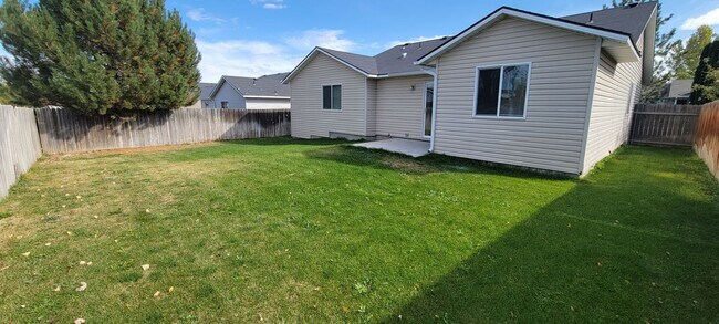 Building Photo - Caldwell 4 Bedroom 2 Bath Home + Bonus Room!