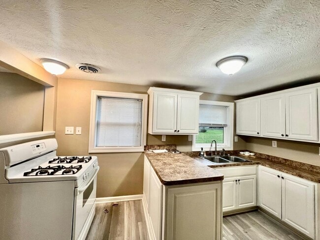 Building Photo - 8310 Bellflower Rd