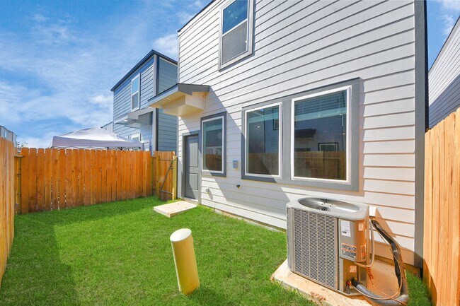 Building Photo - 1027 Moon Drop Ln