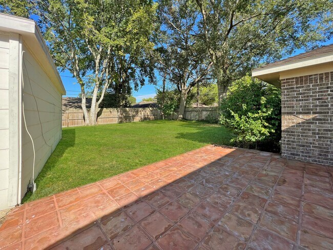 Building Photo - 9206 Sharpview Dr