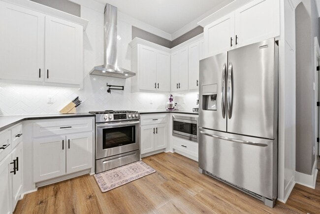 Building Photo - 3 Bedrooms Plus an Office & Sun room