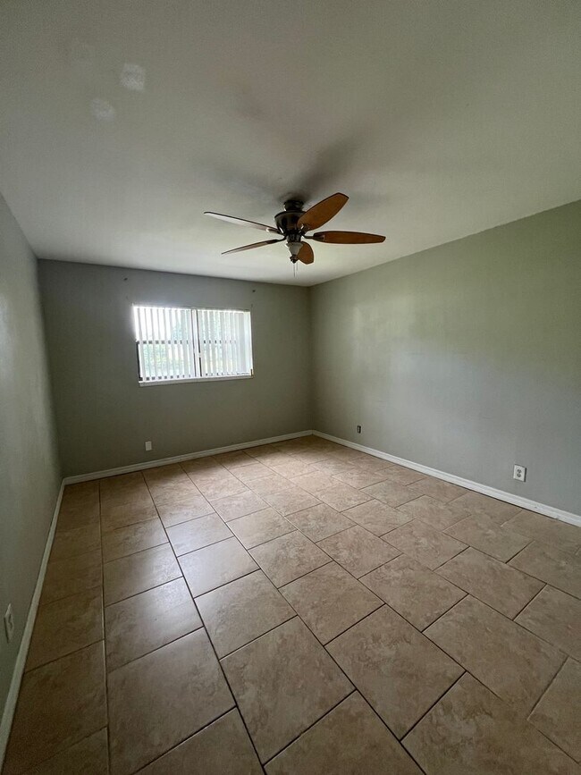 Building Photo - Updated 2 Bed/2 Bath Condo with Screened P...