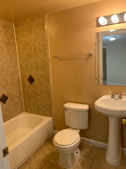 Bathroom 1 - 818 Whitelock St