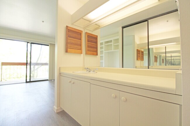 Building Photo - Spacious Adam's Point Condo Available NOW!