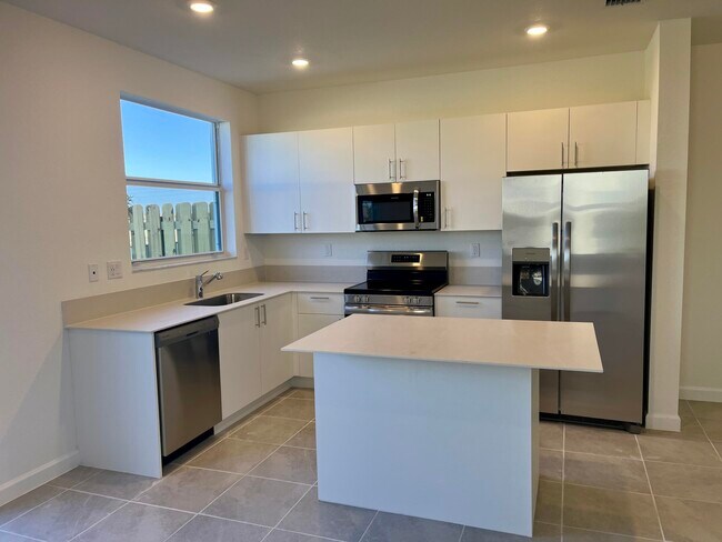 Building Photo - 2776 SE 26th Ave