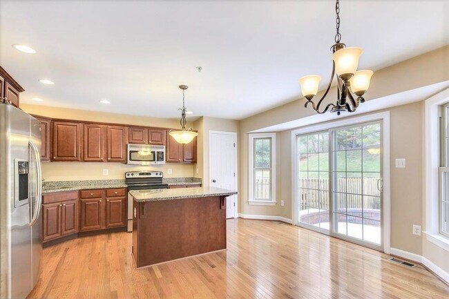 Building Photo - Beautifully maintained townhouse in Lake L...