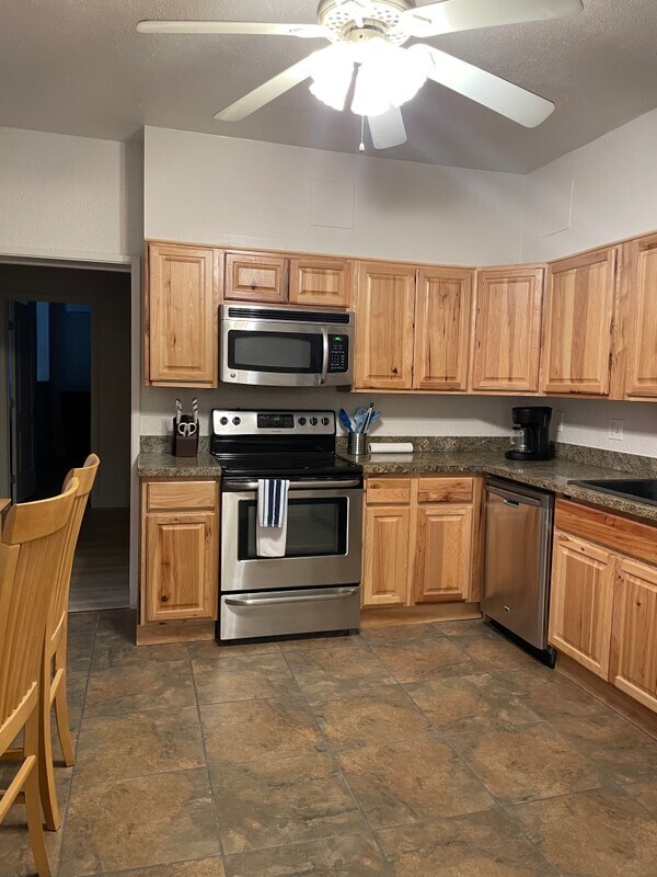 Building Photo - 2730 S Highland Dr
