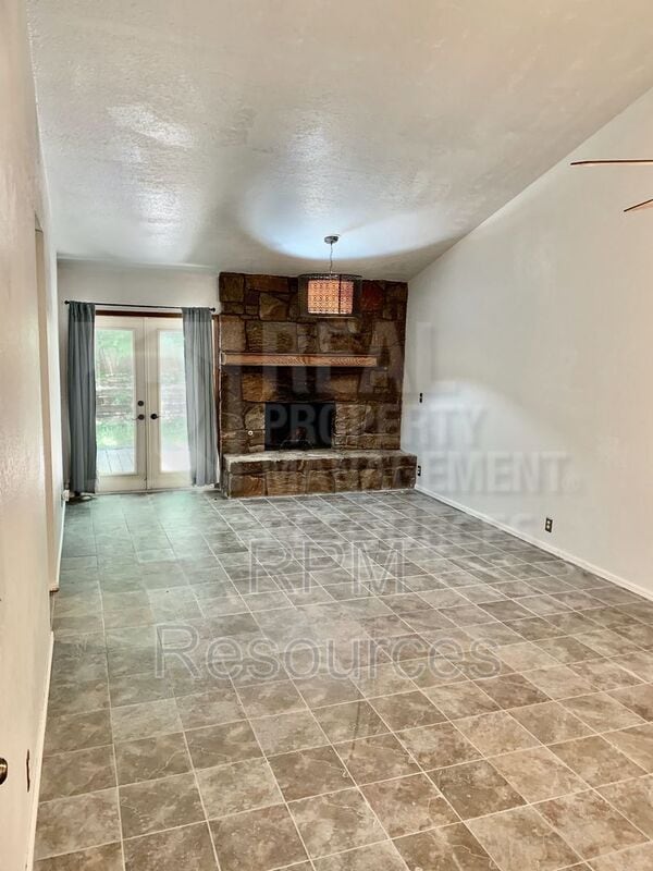 Building Photo - 723 Rimrock Rd