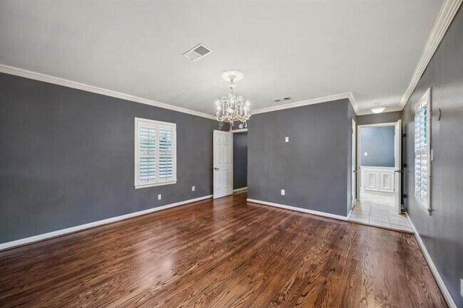 Building Photo - 5659 Chevy Chase Dr